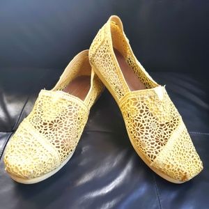 TOMS embroidered lace shoes ladies size 8.5